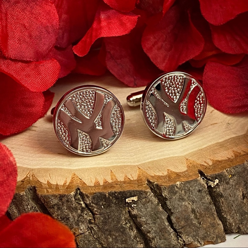 Silver New York Yankees Round Baseball Cufflinks - Picture 3 of 15